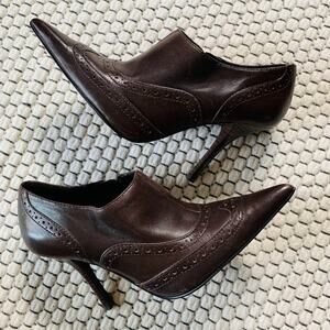GUESS brown wingtip pointed toe side zip booties shooties wood heels 7.5